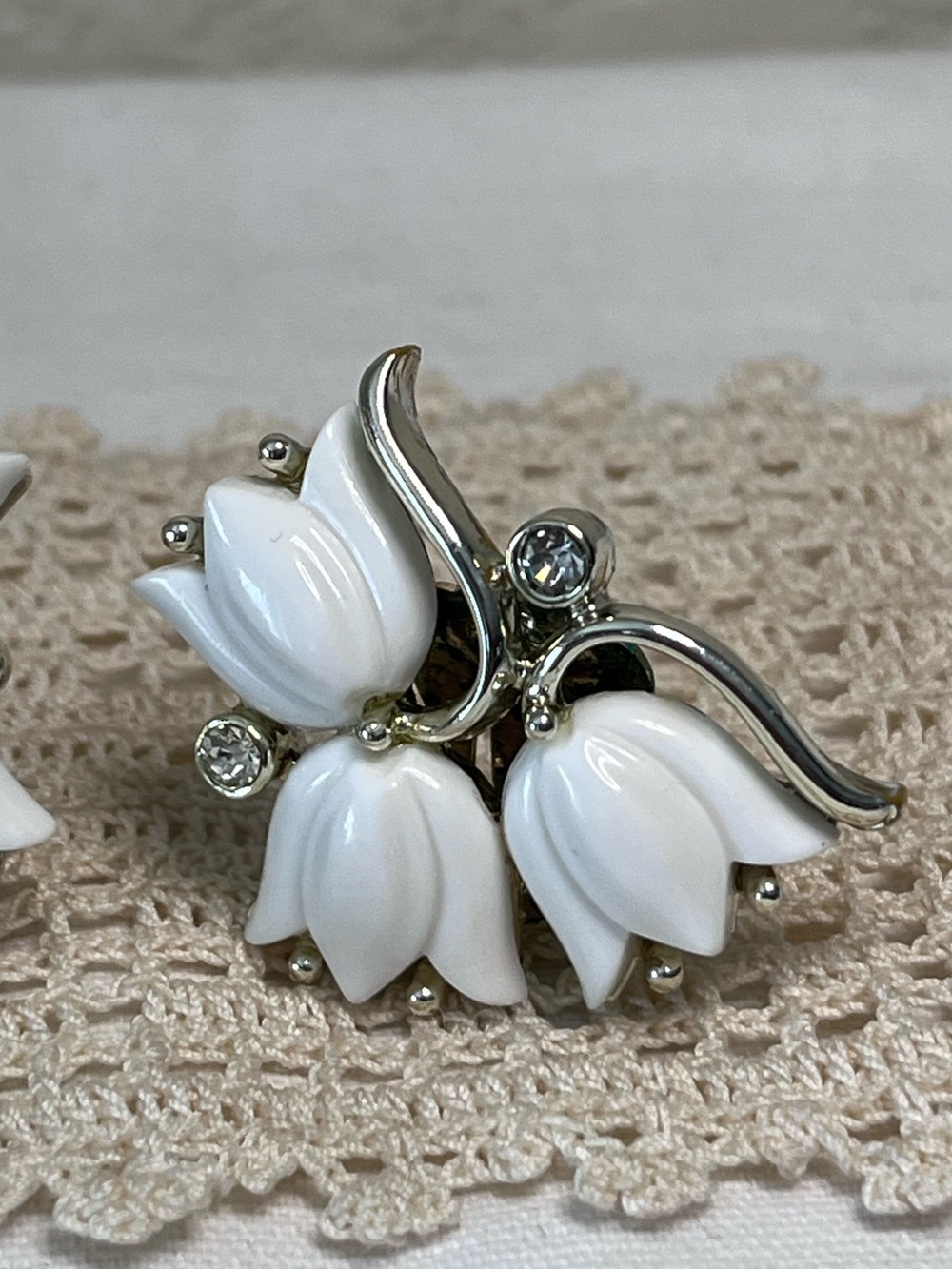 Elegant Kramer White Tulip Thermoset Clip-On Earrings Designer Signed - Picture 4 of 13